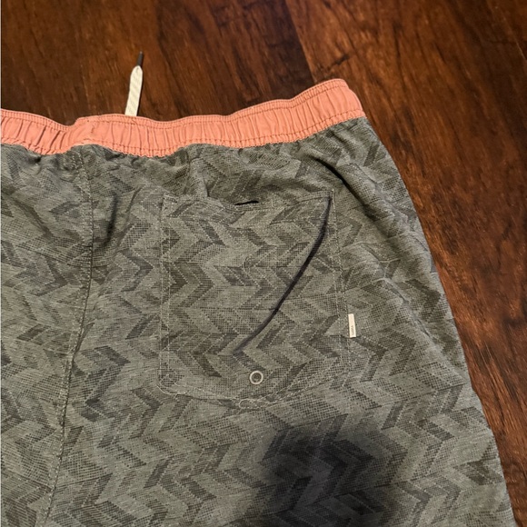 Vuori shorts no size tag fits XL - Picture 5 of 6